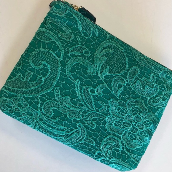 Cute Lace Crossbody - Picture 3 of 6